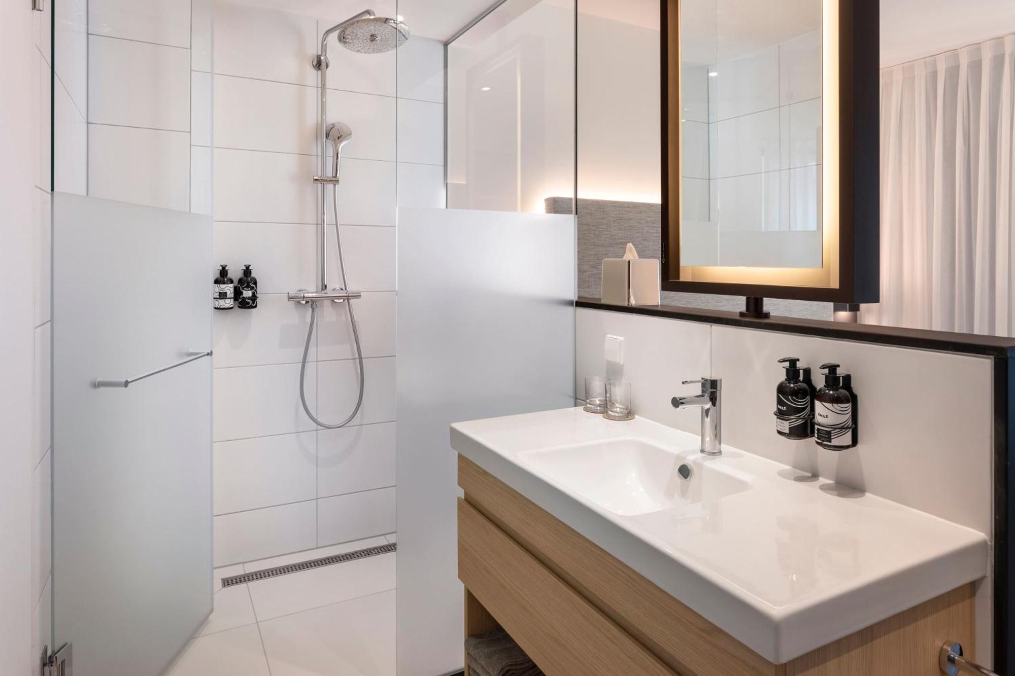 Deze kamer bestaat uit 2 onderling verbonden kamers.